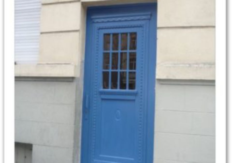 restauration de porte bleue